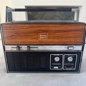 Vintage Century Mark IV CF-1888 Multi Band Shortwave Portable Radio Untested